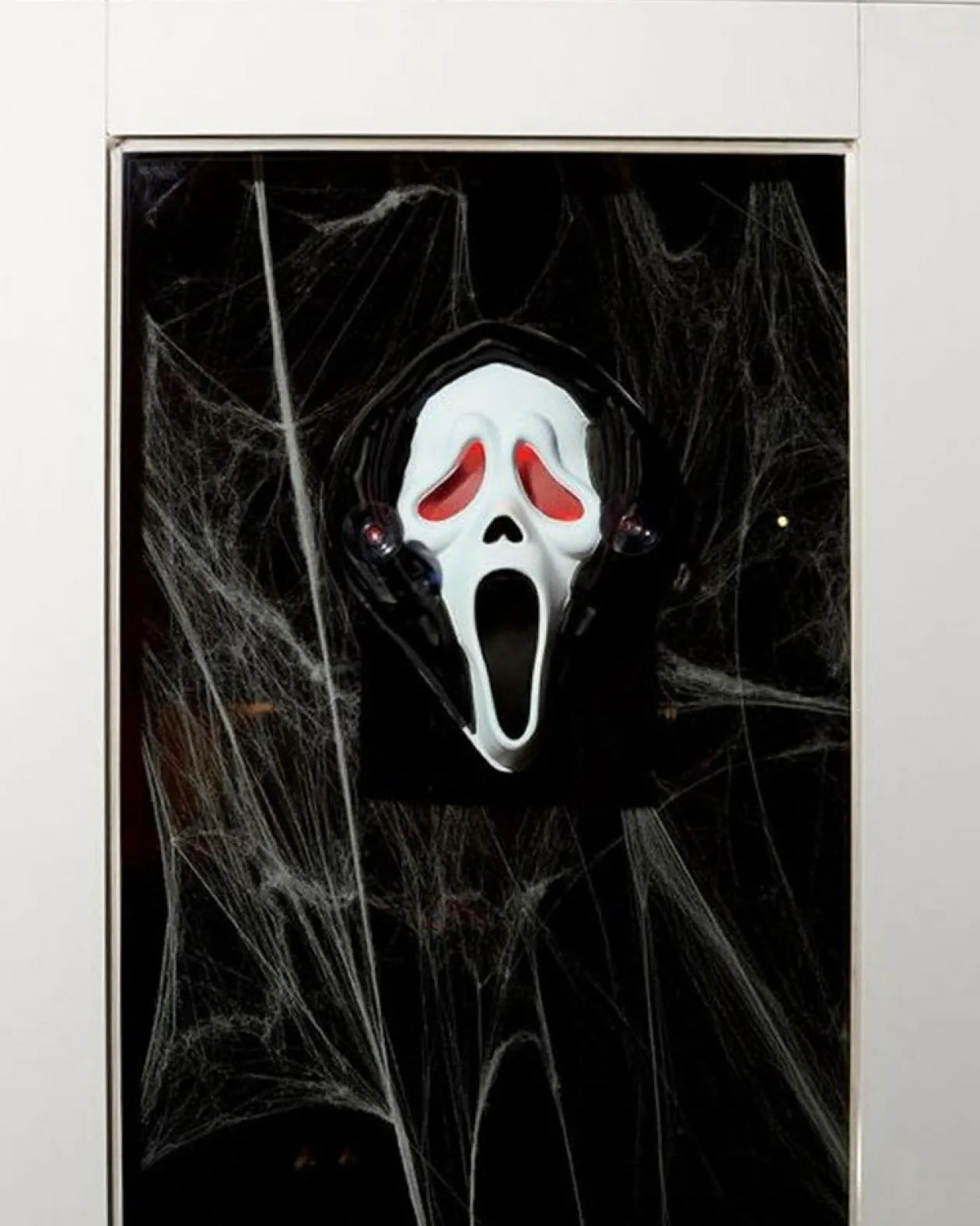 Fun World Ghost Face Light Up Window Peeper 30Cm New